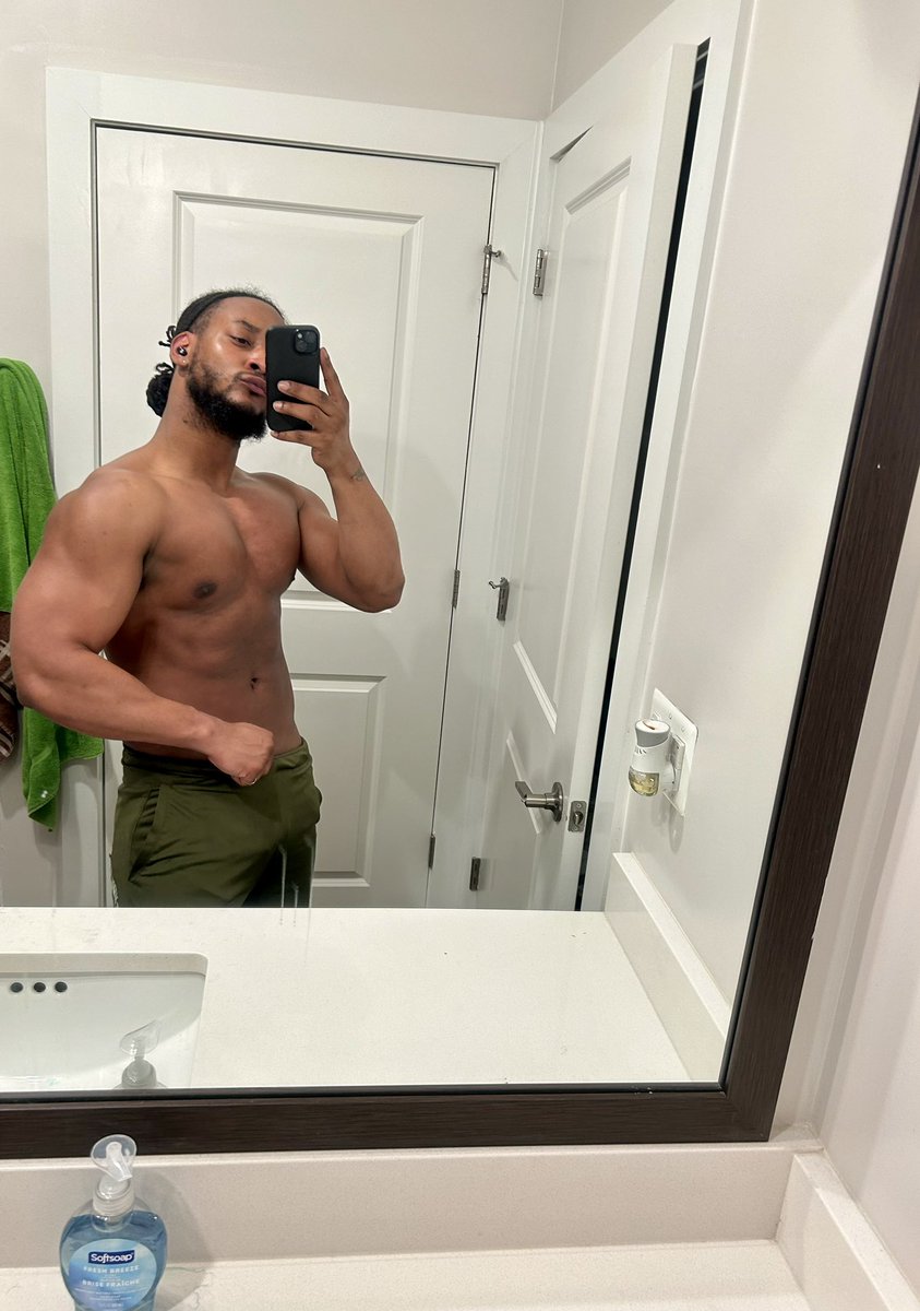 Drizzy_DreDayy's tweet photo. Of course I'm still in the gym πͺπ#30dayprogress https://t.co/8O0T6eTD8d