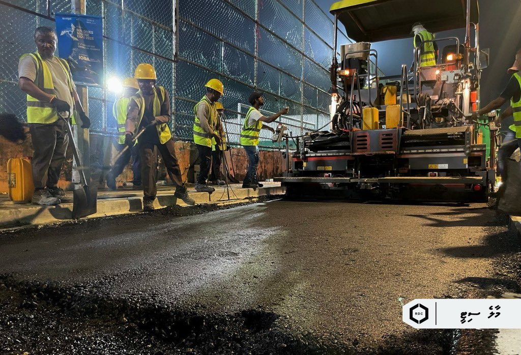 rdcmaldives's tweet photo. އަމީނީމަގު މާފަންނު ސްޓޭޑިއަމް ސަރަހައްދުގައި ތާރު އަޅާފައިވާ ހިސާބަށް ގެއްލުންވެފައި ވުމުގެ ސަބަބުން އެ ސަރަހައްދު މަރާމާތު ކުރުމުގެ މަސައްކަތުގެ ތެރެއިން މިހާރު ކުރިއަށް ދަނީ ބައިންޑަރ ކޯސް ފަށަލަ އެޅުމުގެ މަސައްކަތް.

#TeamRDC https://t.co/TjH5BHf2Pb