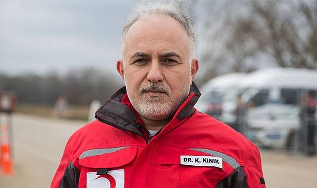 Seni asla unutmayacağım. Bizler deprem sonrası buz gibi havada çadır diye yalvarırken; senin Kızılay deposundaki çadırları bize göndermek yerine AHBAP’a satmak için beklettiğini asla unutmayacağım.

O dondurucu soğukta tir tir titreyen çocukların ahı peşini bırakmasın #6subat2023