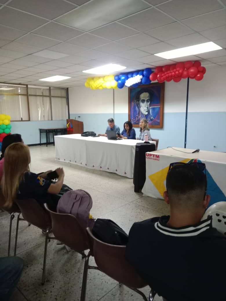 UPTMKR's tweet photo. Para estudiantes y docentes

*Encuentro Informativo de Preparadurias se cumplió en Biblioteca de la UPTMKR* 

Un encuentro Informativo dirigido al Centro de Estudiantes y en general a la población estudiantil de la UPTMKR, se realizó la semana pasada en la Biblioteca. https://t.co/lGEktrgKFf