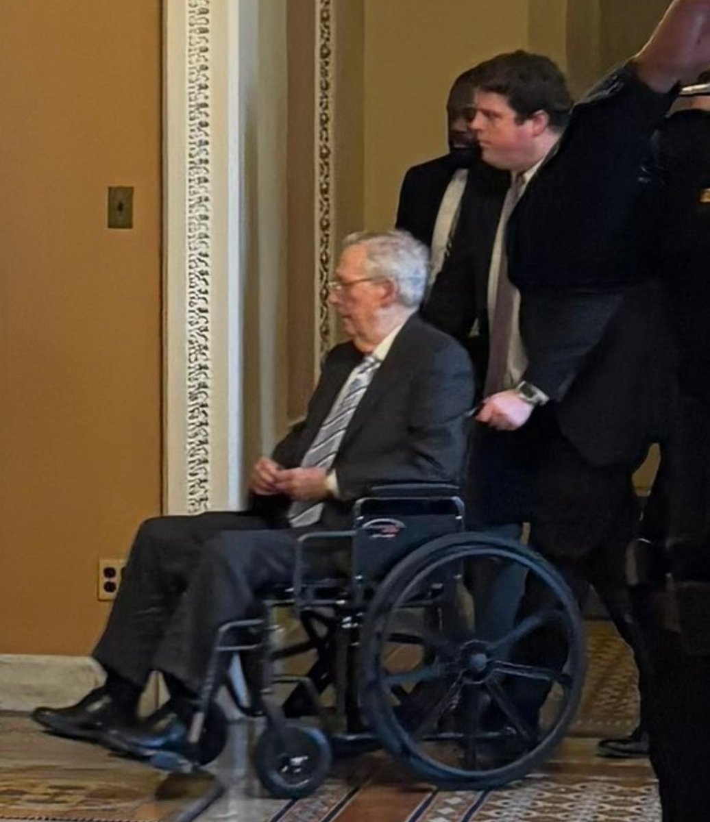 Senator McConnell spotted in a wheelchair after falling not once - but twice today.

He's 82 years old. 

WE NEED TERM LIMITS NOW