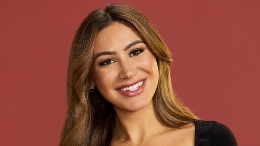 SWolfenkoehler's tweet photo. Does Julianna remind anyone else of Pilot Rachel? #bachelor #TheBachelor https://t.co/cPg21QvuyF