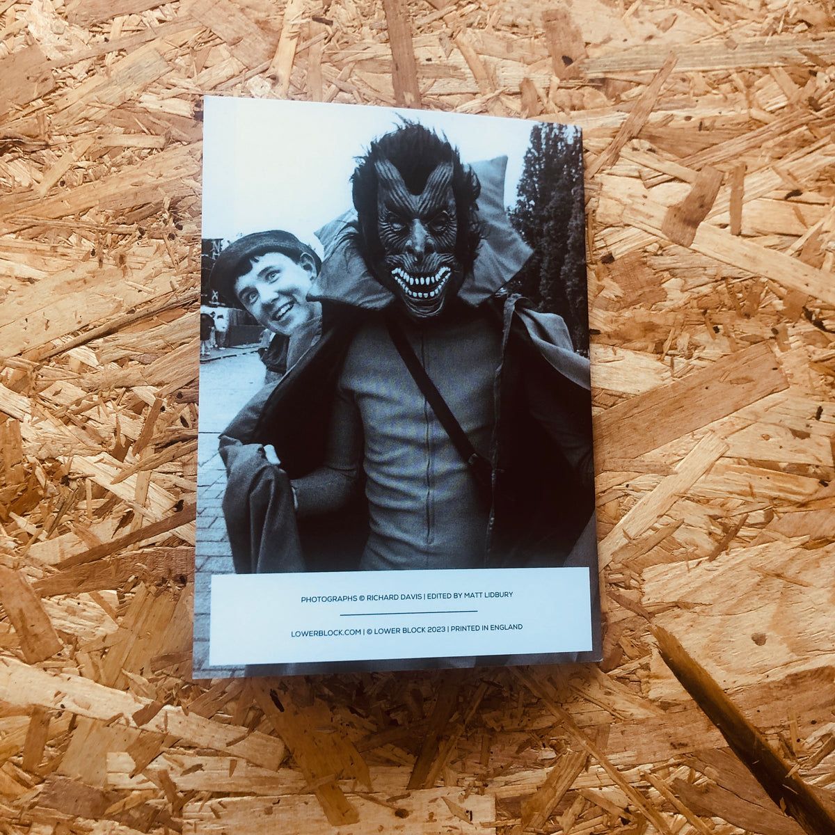 𝐑𝐄𝐒𝐓𝐎𝐂𝐊 | MUFC ROTTERDAM 91 by <a href="/WiredDavis/">Richard Davis</a>

A series of photographs taken by Richard Davis that captures partying  Manchester United fans in Rotterdam for their Cup Winners Cup Final against Barcelona in May 1991.

<a href="/LowerBlock/">Lower Block</a>

🛒 stanchionbooks.com/products/mufc-…