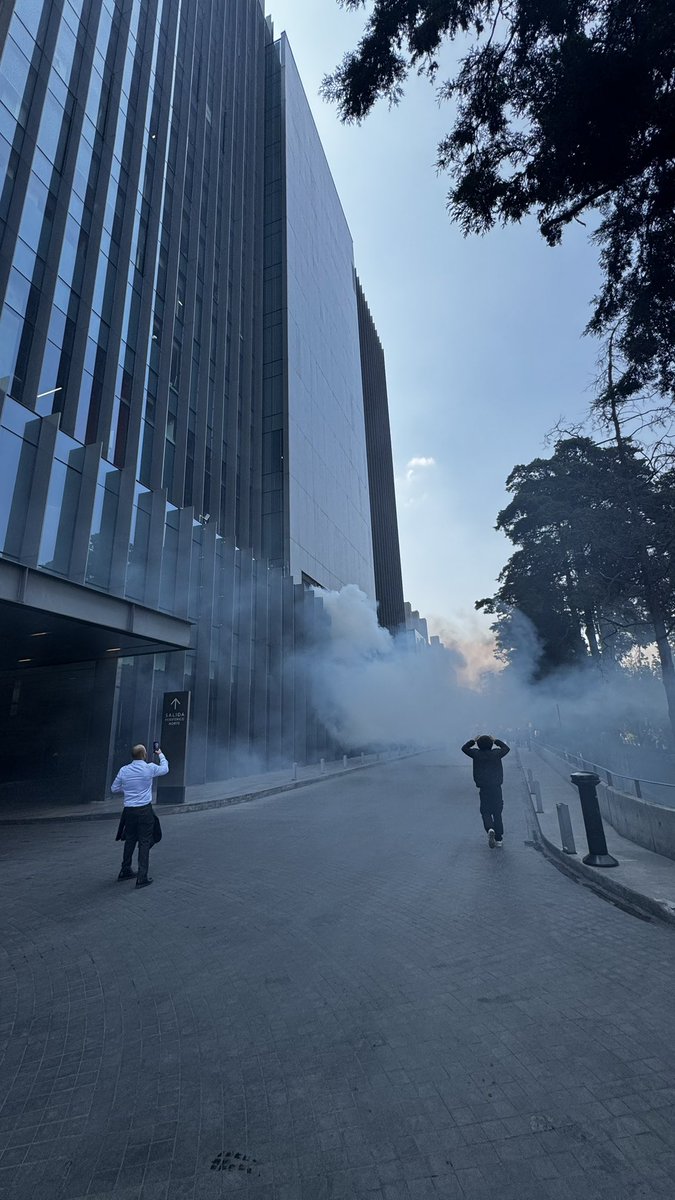 alets2's tweet photo. Incendio en @ArtzPedregal @Bomberos_CDMX su ayuda @locatel_mx @C5_CDMX https://t.co/dDuTCOy4NY