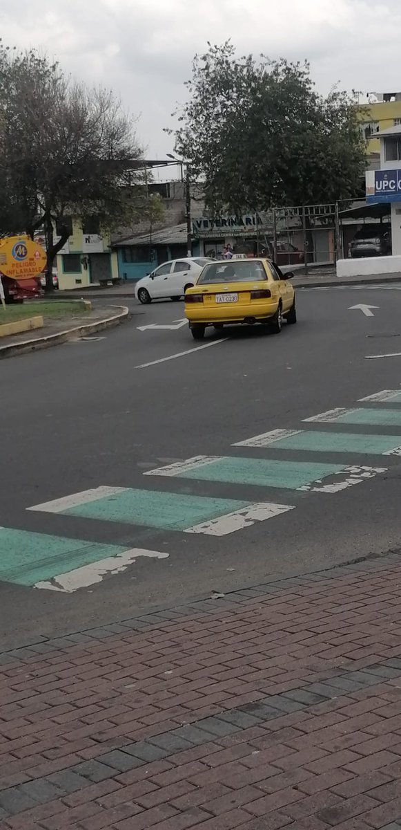 BikeG8's tweet photo. 🚨Ayuda por favor. Éste vehículo "Taxi" @AMT_Quito Golpeó y casi Atropella a una BiciUsuaria 🍃🚲🫶🏻 en la que quedó en Shock de la Severidad del golpe y sale A velocidad "Fuga" sin siquiera detenerse para saber si se encuentra bien 🤬🤦🏻 TAT - 0230 

#RespetaLaVida 

🧑🏻‍🦽🏃🏻🚵🏻🚛🛵🚗 https://t.co/2we3aVepc7