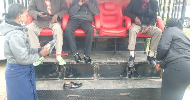 The Nairobi Shoe Cleaning Scam

So, munage, today I was tricked 6times, into cleaning my shoes on the streets of Nairobi, let me tell u how it all went down. 

U know how it is when you’re hustling up &amp; down, in closed shoes, so I decided to put on crocks, naye the heat, the