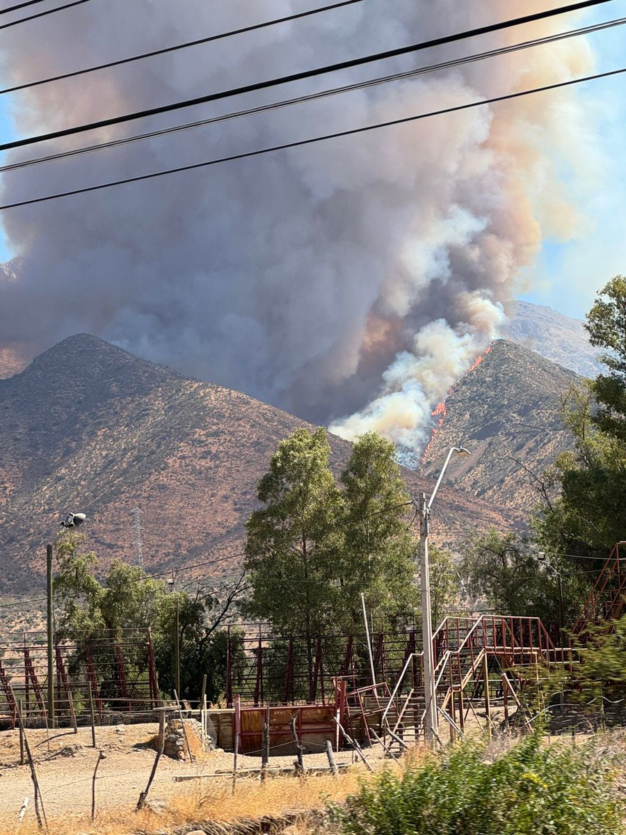 #IncendioForestal #tiltil 
Compañías de diferentes cuerpos responden en apoyo #conaf
