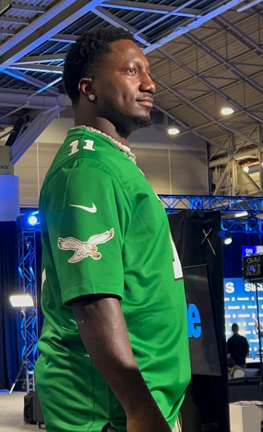 GjDGyDyWgAAE96L.jpg:large