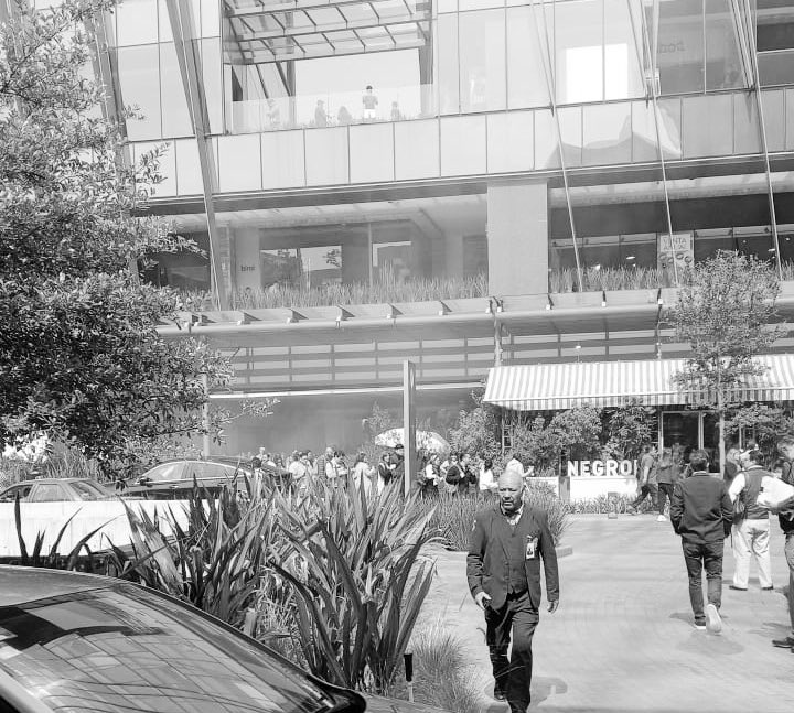 MrElDiablo8's tweet photo. Sofocan conato de incendio en local de Plaza Artz.
#Precauciones https://t.co/1TWn2JKlRx