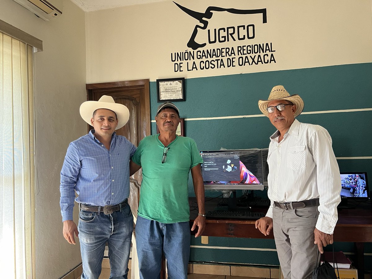 Un privilegio poder apoyar con un #EquipoDeComputo a la Asociación Ganadera de San Andrés #Huaxpaltepec, para mejorar los servicios en sus instalaciones ganadera. 
¡Ratificando que cuenten siempre conmigo! <a href="/JulioBerdegue/">Julio Berdegué</a> <a href="/salomonj/">Salomón Jara Cruz</a>