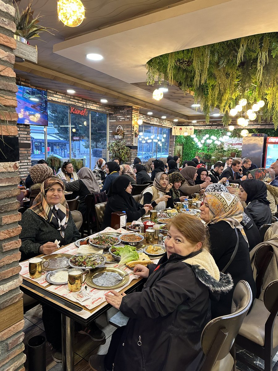 İl başkanımız, ilçe ve belde belediye başkanlarımız ve milletvekilimiz ile Genel Merkez Kadın Kolları 7. Olağan Kongresi sonrası yemekte bir araya geldik. Bizleri misafir eden Pervari Belediye Başkanımız Sn. <a href="/tayyarozcan/">Tayyar Özcan</a>  a ve dostane tüm başkanlarımıza en içten teşekkür ederiz.