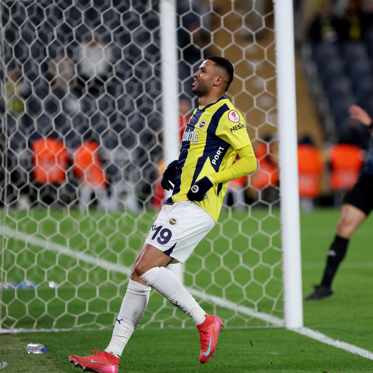 Süper Lig’de, Avrupa Ligi’nde, Ziraat Türkiye Kupası’nda atmaya devam ediyor.

Youssef! Youssef! Youssef En-Nesyri!