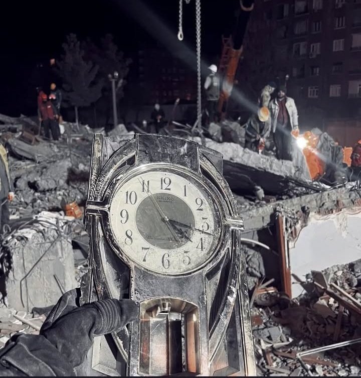 Henüz bitmemiş nasıl anılır? Üzgünüm, bilemiyorum 
ne bu gece unutulabilir, 
ne de  sabahı, zamanla silinebilir. #AsrınFelaketi #6subat2023