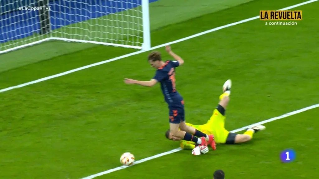 TQHTPodcast's tweet photo. 👉🏻 En una competición que fuera 𝗝𝗨𝗦𝗧𝗔 y  𝗧𝗥𝗔𝗡𝗦𝗣𝗔𝗥𝗘𝗡𝗧𝗘, el Celta acabaría de empezar su partido de 1/4 de final de la Copa.

🥷 Tras el 𝗔𝗧𝗥𝗔𝗖𝗢 de Munuera Montero y Hernández Hernández, lo acaba de empezar el Real Madrid.

😡 Ni olvidamos, ni perdonamos. https://t.co/HElyHJTOhg