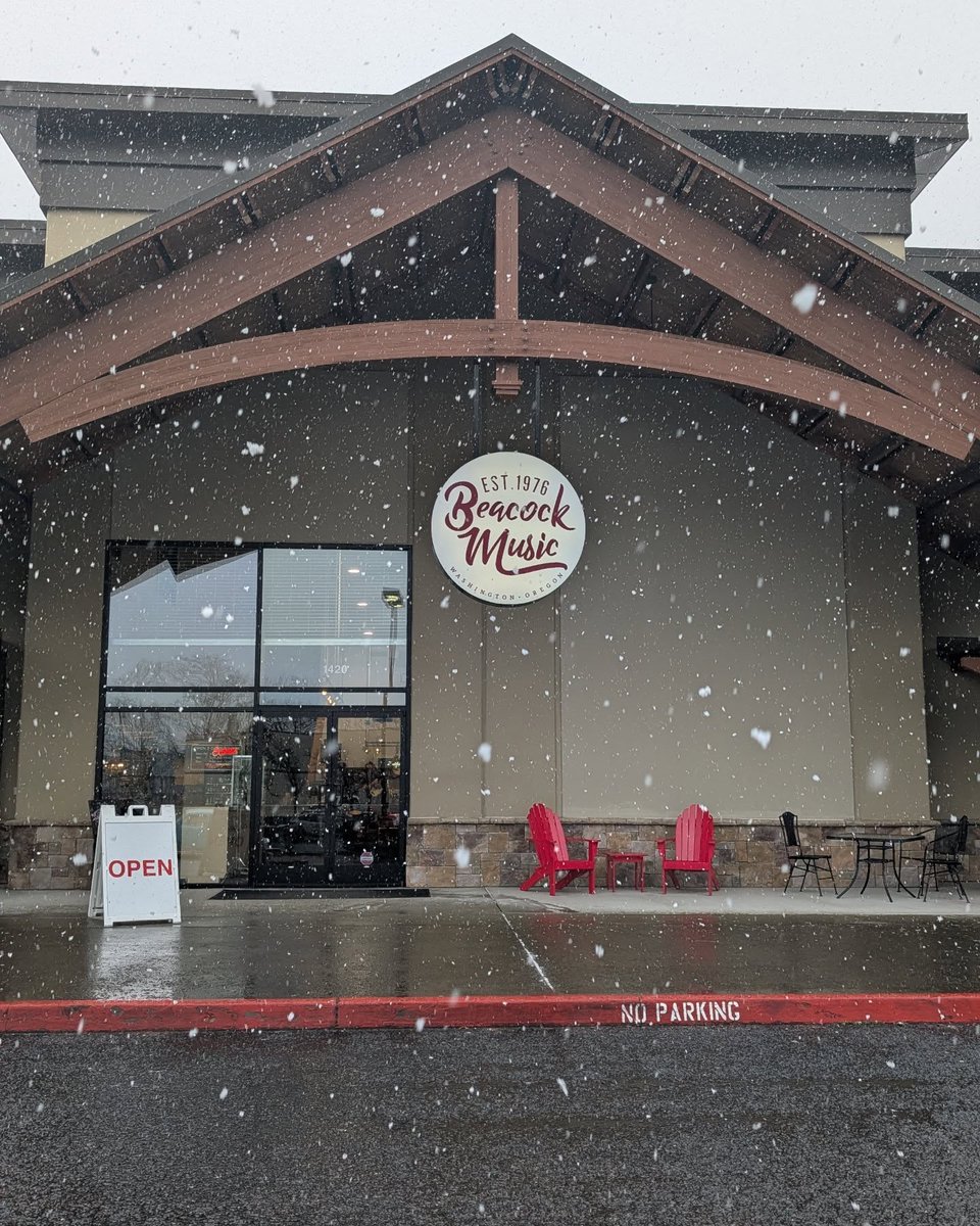 Snow looks good on us! ❄