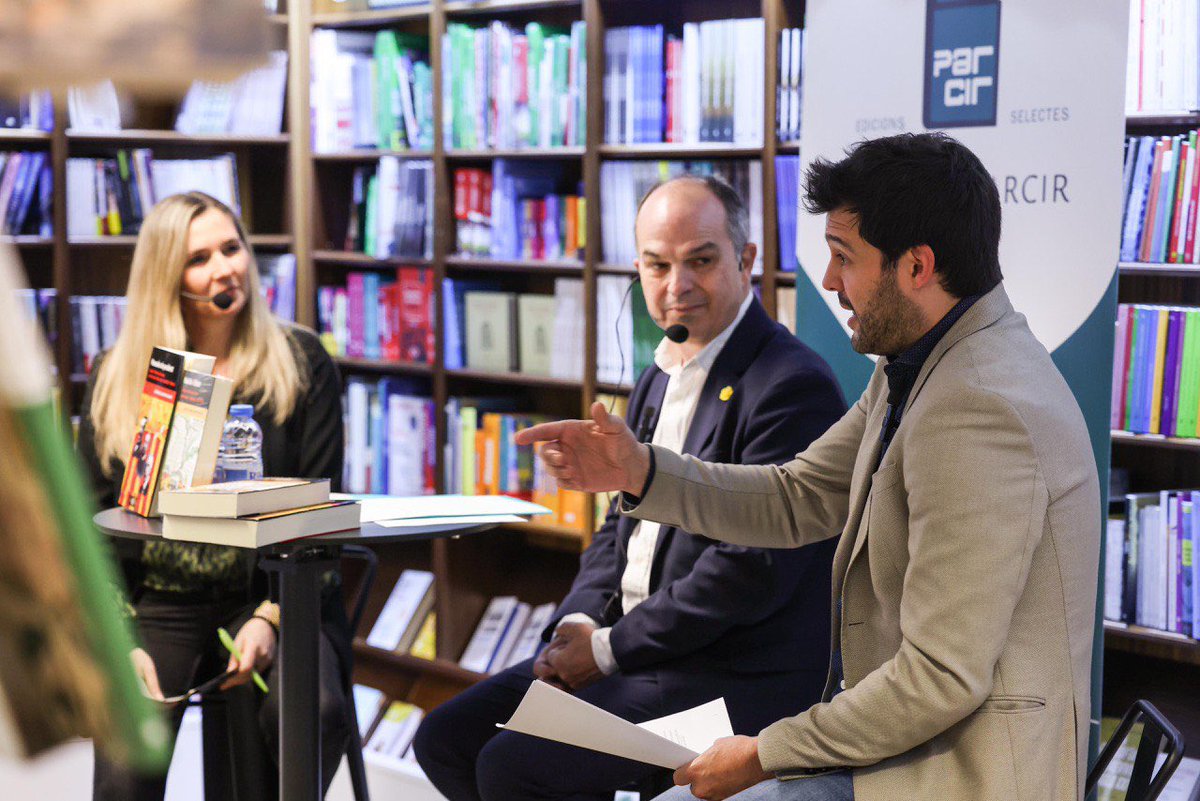 JuntsXCat's tweet photo. 📸 El secretari general, @jorditurull, presenta els llibres de @jvmestrenogue 'Paraules de president' i 'Nació i Estat' a la Llibreria Parcir de Manresa. 

També hi han assistit el responsable de política municipal @davidsaldoni; la presidenta de vegueria @RosaVestit; la presidenta comarcal @eulaliasb3 i el cap de llista de @JuntsManresa @ramonbacardit.