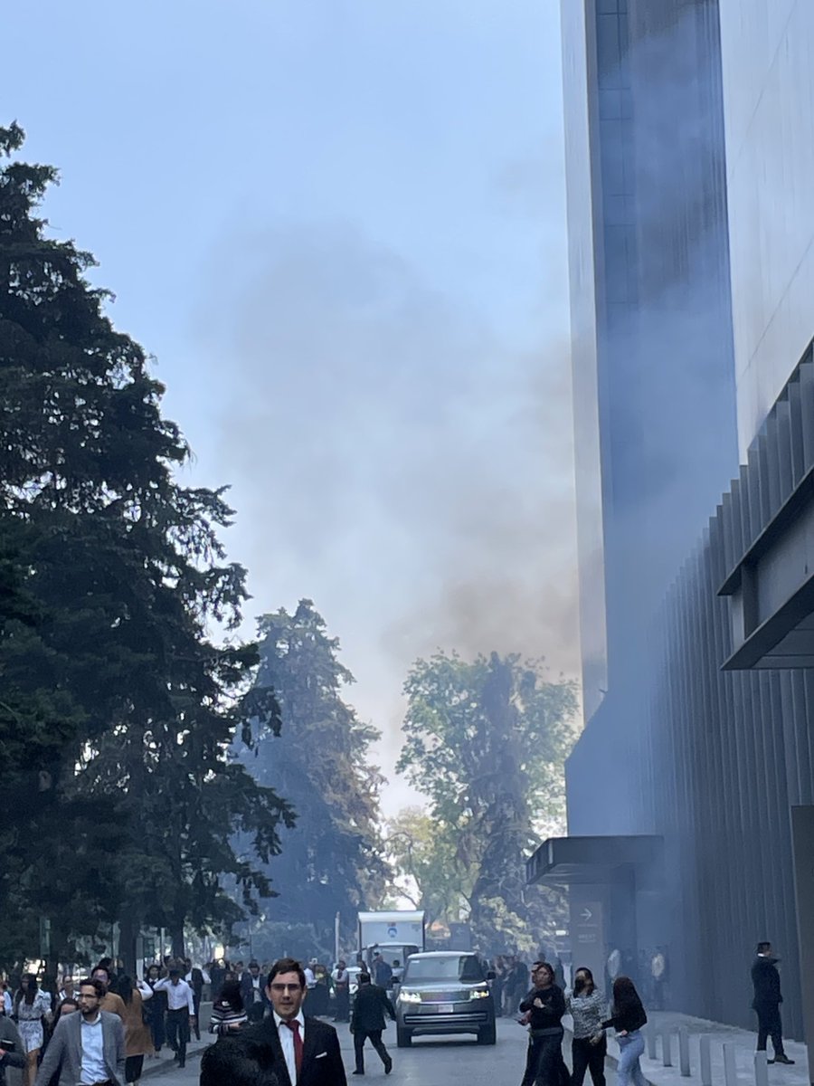 Fernando Zuloaga (@zulofer) on Twitter photo De nuevo <a href="/ArtzPedregal/">ARTZ Pedregal</a> muestra incapacidad ante emergencias. Hoy un incendio en el área de restaurantes. Ninguna alarma sonó, ningún protocolo de protección civil, las escaleras de emergencia saturadas de humo. ATENCIÓN <a href="/AlcaldiaAO/">Alcaldía Álvaro Obregón</a> <a href="/LopezCasarinJ/">Javier López Casarín 💥🚀</a> <a href="/SGIRPC_CDMX/">Secretaría de Gestión Integral de Riesgos y PC</a>
<a href="/ClaraBrugadaM/">Clara Brugada Molina</a> De nuevo <a href="/ArtzPedregal/">ARTZ Pedregal</a> muestra incapacidad ante emergencias. Hoy un incendio en el área de restaurantes. Ninguna alarma sonó, ningún protocolo de protección civil, las escaleras de emergencia saturadas de humo. ATENCIÓN <a href="/AlcaldiaAO/">Alcaldía Álvaro Obregón</a> <a href="/LopezCasarinJ/">Javier López Casarín 💥🚀</a> <a href="/SGIRPC_CDMX/">Secretaría de Gestión Integral de Riesgos y PC</a>
<a href="/ClaraBrugadaM/">Clara Brugada Molina</a>