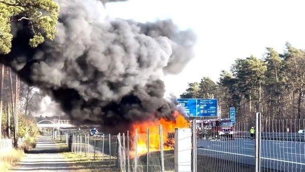 03.02.2025
Autotransporter mit E-Autos brennt auf Autobahn, 
Meterhohe Flammen.

morgenpost.de/video/article4…