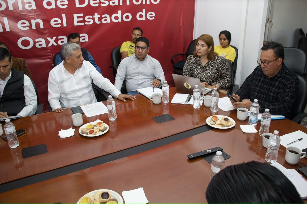 COESFO_GobOax's tweet photo. Como parte de la coordinación interinstitucional y seguimiento de acuerdos del Subcomité de prevención y combate de incendios forestales de la zona Istmo-Chimalapas, nuestra directora general, @malecoecast se reunió con instituciones estatales y federales. https://t.co/yt1VmSztTB