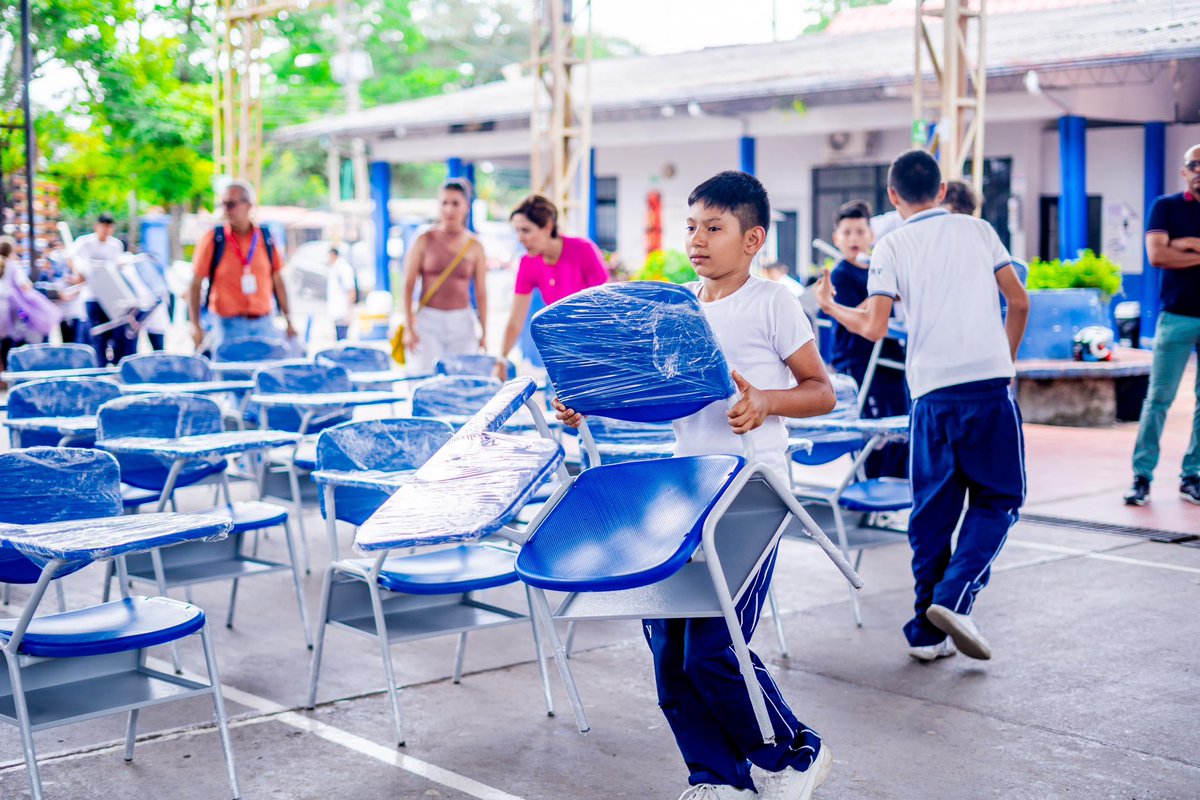 AlexBaqueroS's tweet photo. 👨🏻‍🏫Educación de calidad y en la mejores condiciones para nuestros niños es lo que estamos construyendo, el lunes dimos inicio a la canasta educativa (servicio de seguridad, aseo, rutas escolares y PAE) completa y garantizada para todo el año escolar; y hoy continuamos con nuestra masiva entrega de nuevos pupitres que dignifican la educación pública y a nuestros jóvenes. #VillavoSomosTodos