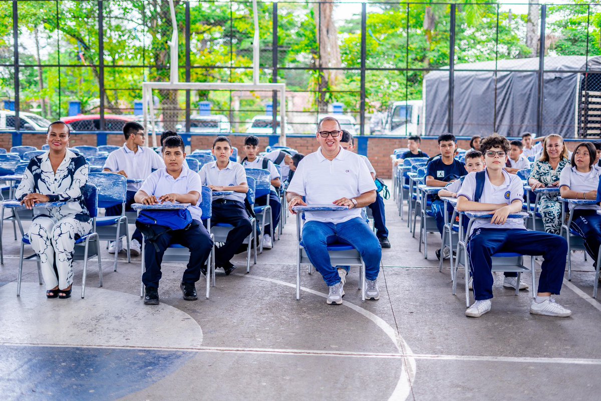 AlexBaqueroS's tweet photo. 👨🏻‍🏫Educación de calidad y en la mejores condiciones para nuestros niños es lo que estamos construyendo, el lunes dimos inicio a la canasta educativa (servicio de seguridad, aseo, rutas escolares y PAE) completa y garantizada para todo el año escolar; y hoy continuamos con nuestra masiva entrega de nuevos pupitres que dignifican la educación pública y a nuestros jóvenes. #VillavoSomosTodos