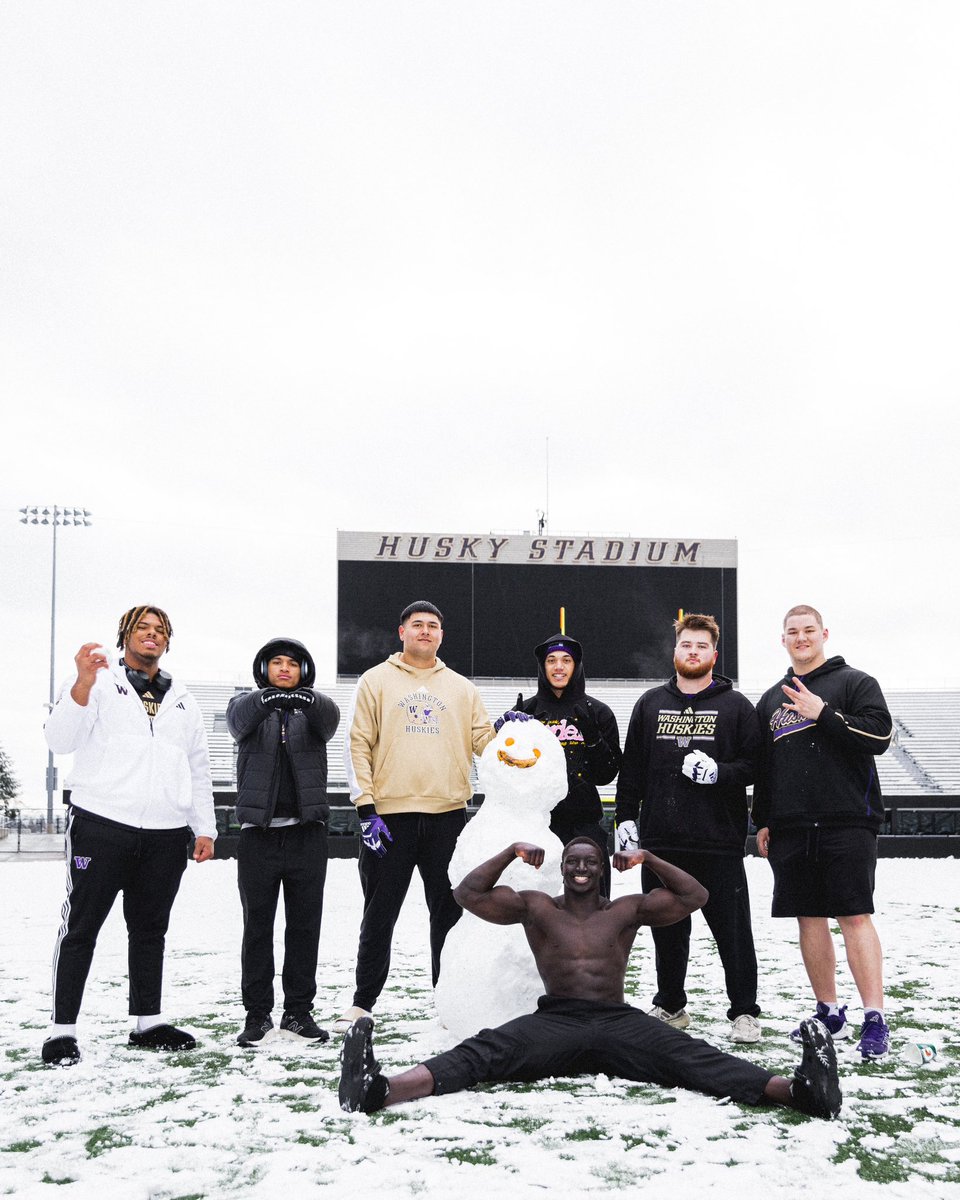UW_Football's tweet image. SNOW DAWGS ❄️🙌