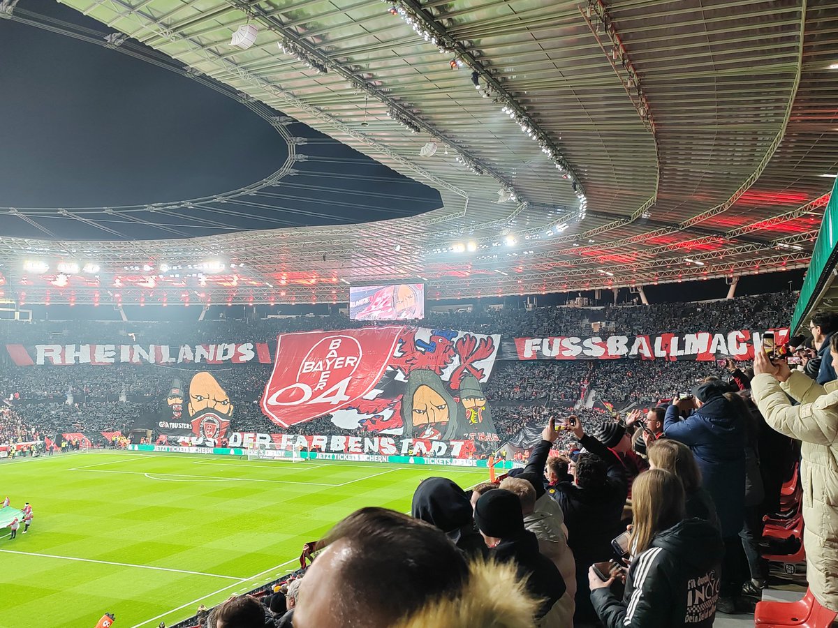 Hui, hier haben echt alle Bock 🖤❤️ #Bayer04 #B04KOE