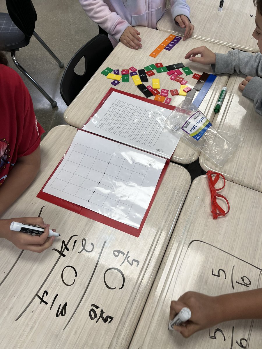 MrsMeredith345's tweet photo. Fraction comparison! 🤩 https://t.co/CvSeMXBKhO