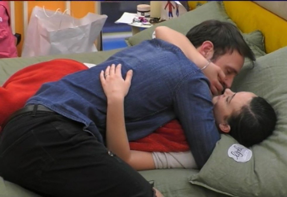 Tzvip1's tweet photo. Stefania rivive il gfvip5😂
#GrandeFratello https://t.co/9tJ2GoxjmS
