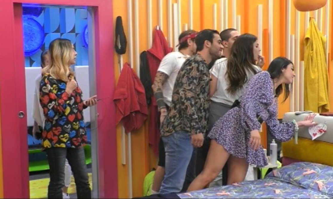 Tzvip1's tweet photo. Stefania rivive il gfvip5😂
#GrandeFratello https://t.co/9tJ2GoxjmS