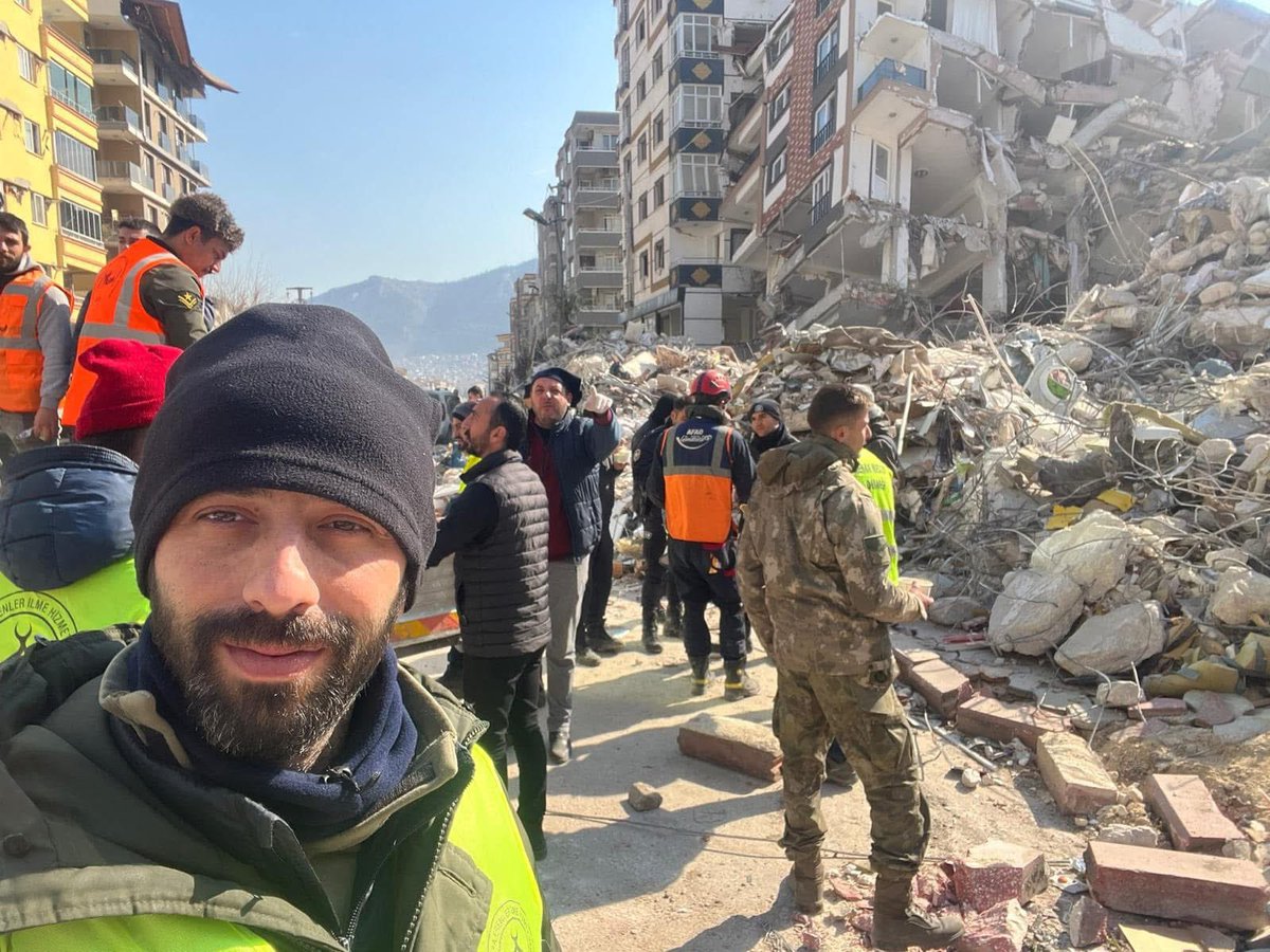 RumeliSakarya's tweet photo. 6 SUBAT
2023'0
UNUTMADIK...
Ülkemizi üzüntüye boğan
6 Subat deprem felaketinin üzerinden tam iki yil geçti...
Yitirdigimiz canlarin ve yıkımın acısı ilk günkü gibi yüreklerimizde. Depremde hayatini kaybeden tüm vatandaslarimizi saygi ve rahmetle anıyor yakinlarina sabır diliyoruz https://t.co/gHqQD5oScL