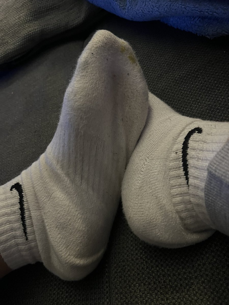 Habe einen anstrengenden Tag gehabt🙄
reingeschwitz💦 vom feinsten 😉
Hmmm 👅 der smell 👃 echt eine Note 😈