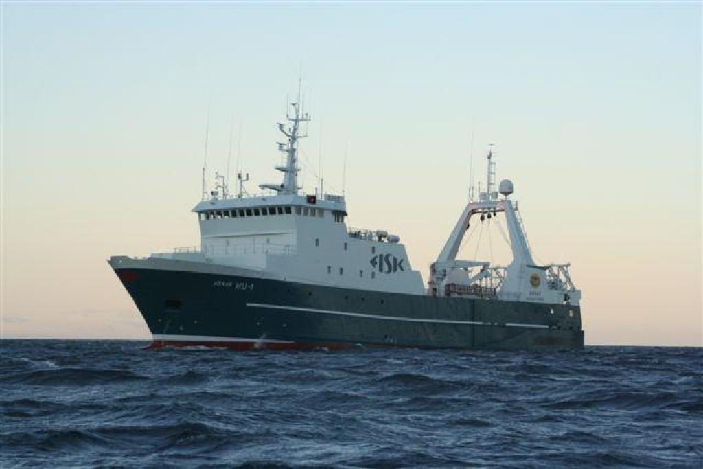 Á meðan ég hlýja mér inni í óveðrinu, þá er besti vinur minn að berjast við móðir jörð og sækir verðmæti fyrir þjóðarbúið.  Takk vinur, þú og þið eruð hetjur ❤️ #íslenskursjávarútvegur