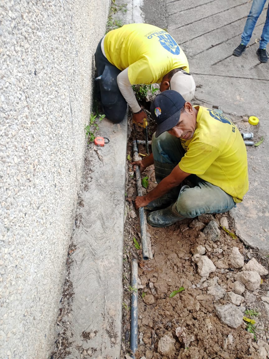 ServiciosEH's tweet photo. 📢 #ServiciosEHInforma 💦

🚧 Reparamos avería de aguas blancas, sustituyendo niple colocando junta y anillo, para quedar operativo el servicio.

📍Carretera La Unión, entrada a la Prolongación de Calle La Colina

👷🏻Dirección de Servicios Públicos
Alcaldía El Hatillo
💡💦🚙📡 https://t.co/vlrWwW9Ne1