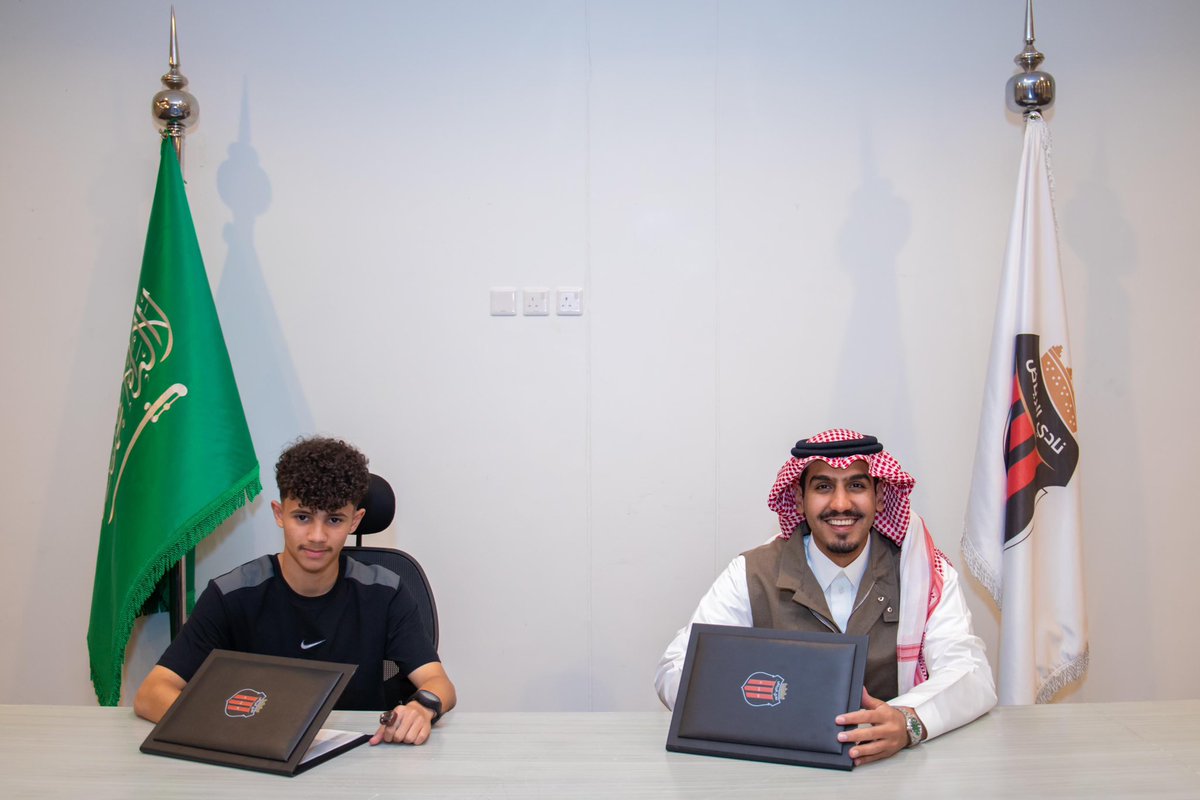 AlRiyadhFC's tweet photo. 📸 لقطـات من توقيع اللاعب زياد آل يحي ✍🏻 https://t.co/UuwvQnLjEl