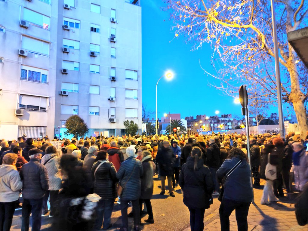 PCE_Villata's tweet image. 📣 Multitud de vecinas y vecinos han vuelto a concentrarse a las puertas del CS Los Rosales, contra los recortes de personal y la privatización de la sanidad pública en nuestros barrios. 

#SanidadPública