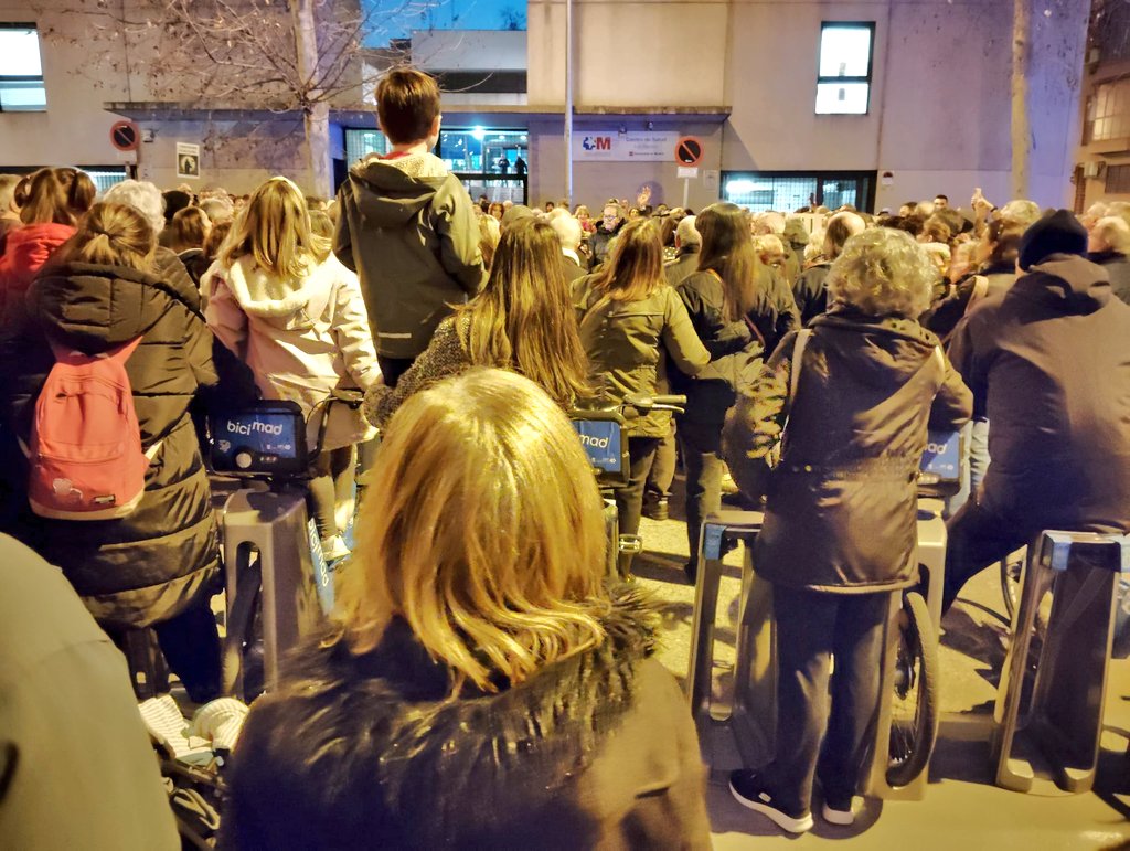 PCE_Villata's tweet image. 📣 Multitud de vecinas y vecinos han vuelto a concentrarse a las puertas del CS Los Rosales, contra los recortes de personal y la privatización de la sanidad pública en nuestros barrios. 

#SanidadPública