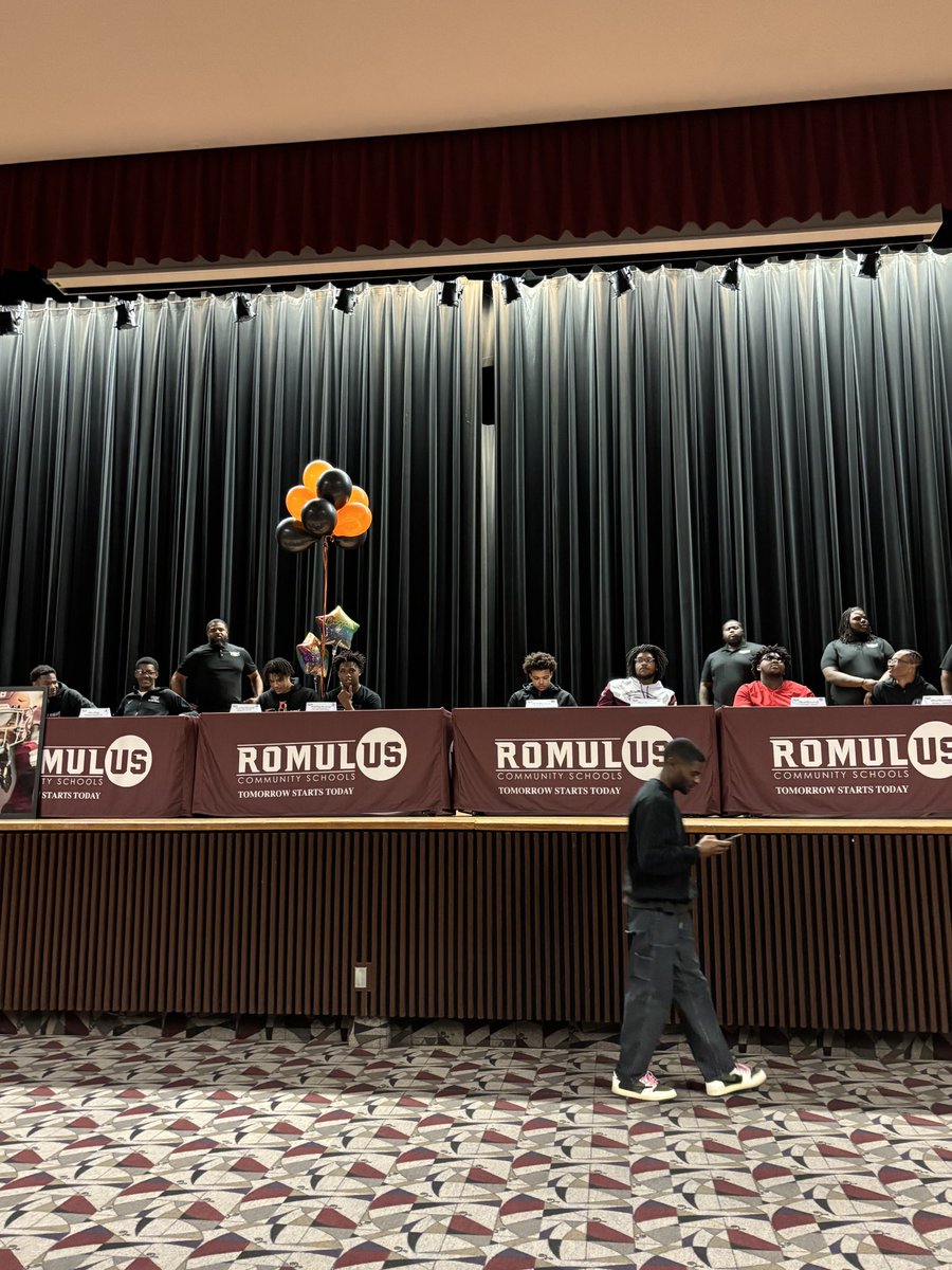 SemajayHayes15's tweet photo. Signing Day 🧡🖤
@Coach_Donaldson @CoachMorgan050 @BergFootball @romulus_eagleFB @MIexposure https://t.co/8Syeg2wq5m