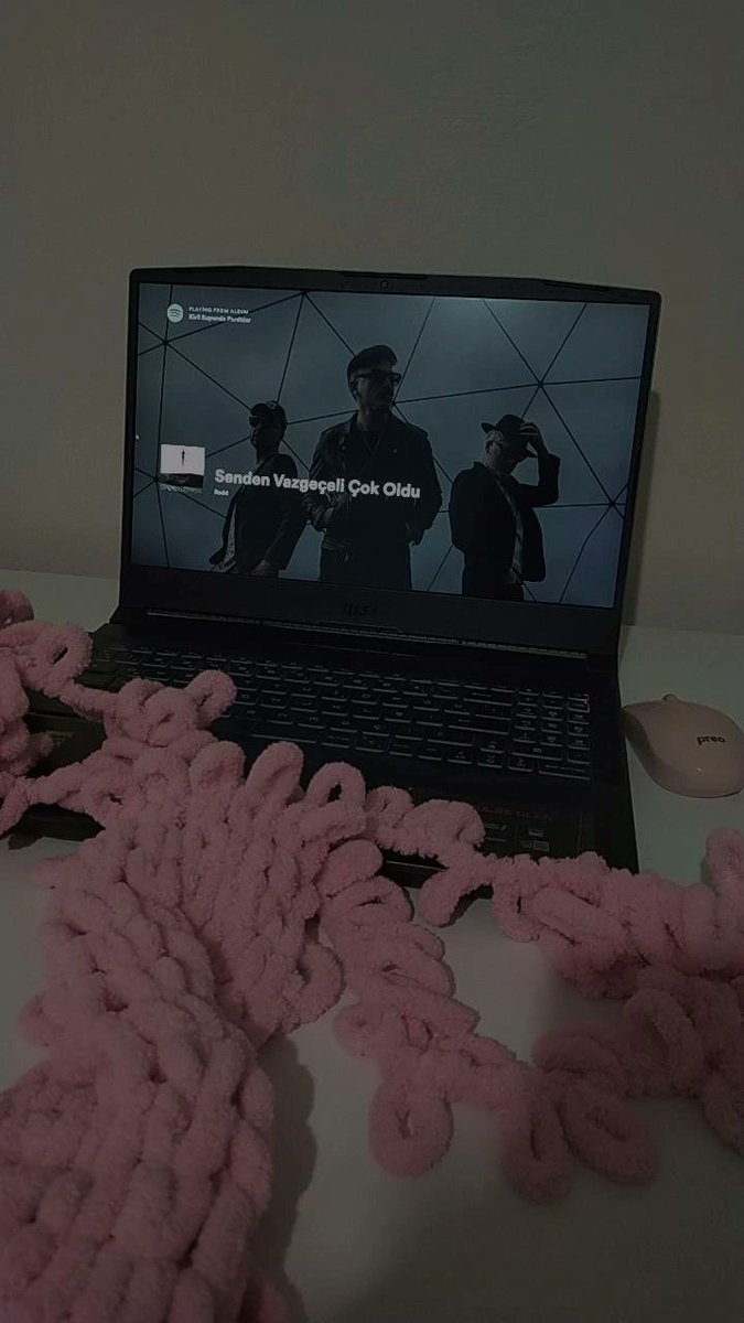 Kafasını örgü örerek dağıtabilecegini düşünen o kız 👈🏼