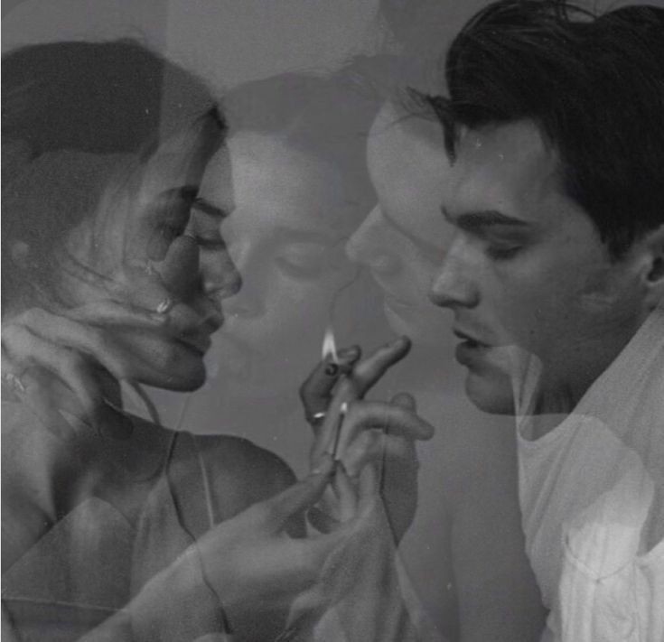 Bir sigara içimlik gel bari
Kahveler benden olur.
Sigaralar senden...