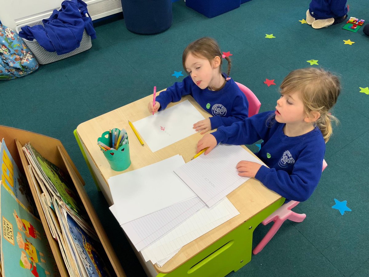 Thank you to the parents who have donated a very special writing desk and chairs for us in #EYFS! The children are enjoying using this daily as an extra special place to write.

#EYFS #Writing ✍🏼👏🏼💡