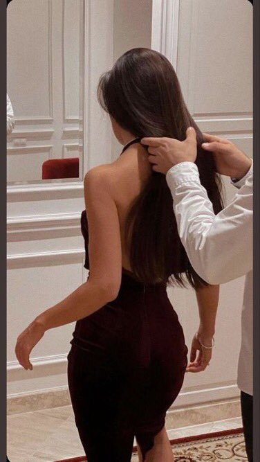 و شعرها  المبللُ بالقصائد 
يثيـر لهفـة  الروح 
و غيرة الغيـم 
ً وضحكه المطر 
حين  أكتبك 
 ترتبك قوافي الشعر 
 بنحر القصيدة    
 ويقتلني عطرك ِ 
بقبله  وتنهيدة ...