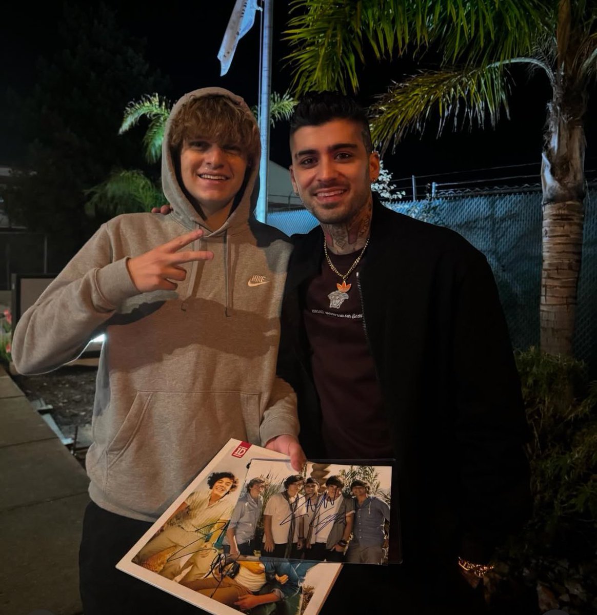 Zayn Malik with a fan recently in San Francisco!

via cwardner