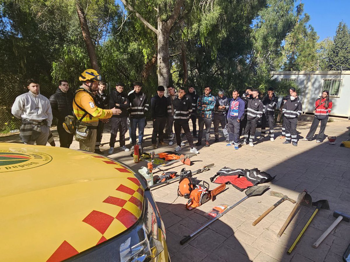 MurciaForestal's tweet photo. 📢 El alumnado de @fpclaudiogaleno ha compartido la jornada con agentes medioambientales @aamm_murcia y BBFF @defensaforeMUR conociendo procedimientos de trabajo y organización de la Unidad Defensa Contra Incendios Forestales #UDIF en el Centro de Coordinación Forestal @ElVallePR https://t.co/G7Z3OIKK1a