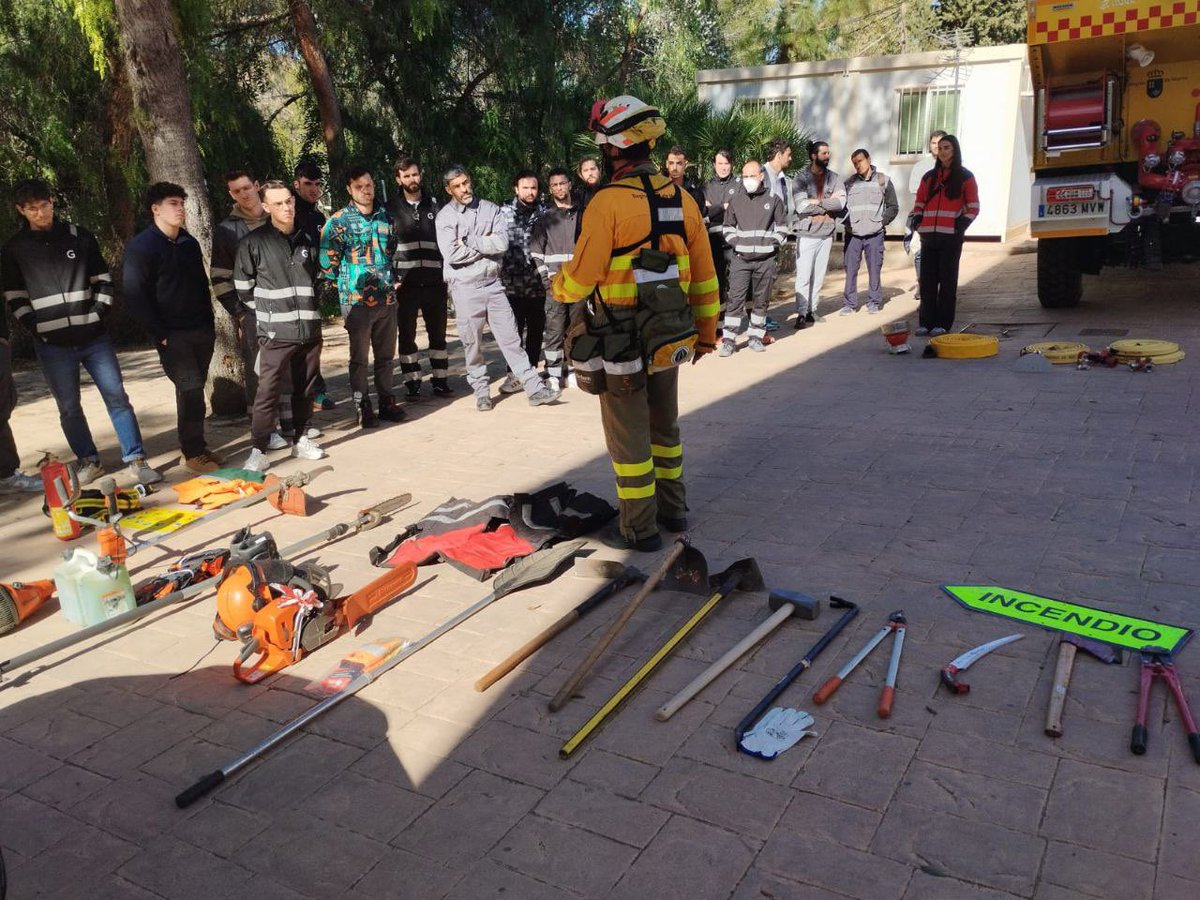 MurciaForestal's tweet photo. 📢 El alumnado de @fpclaudiogaleno ha compartido la jornada con agentes medioambientales @aamm_murcia y BBFF @defensaforeMUR conociendo procedimientos de trabajo y organización de la Unidad Defensa Contra Incendios Forestales #UDIF en el Centro de Coordinación Forestal @ElVallePR https://t.co/G7Z3OIKK1a