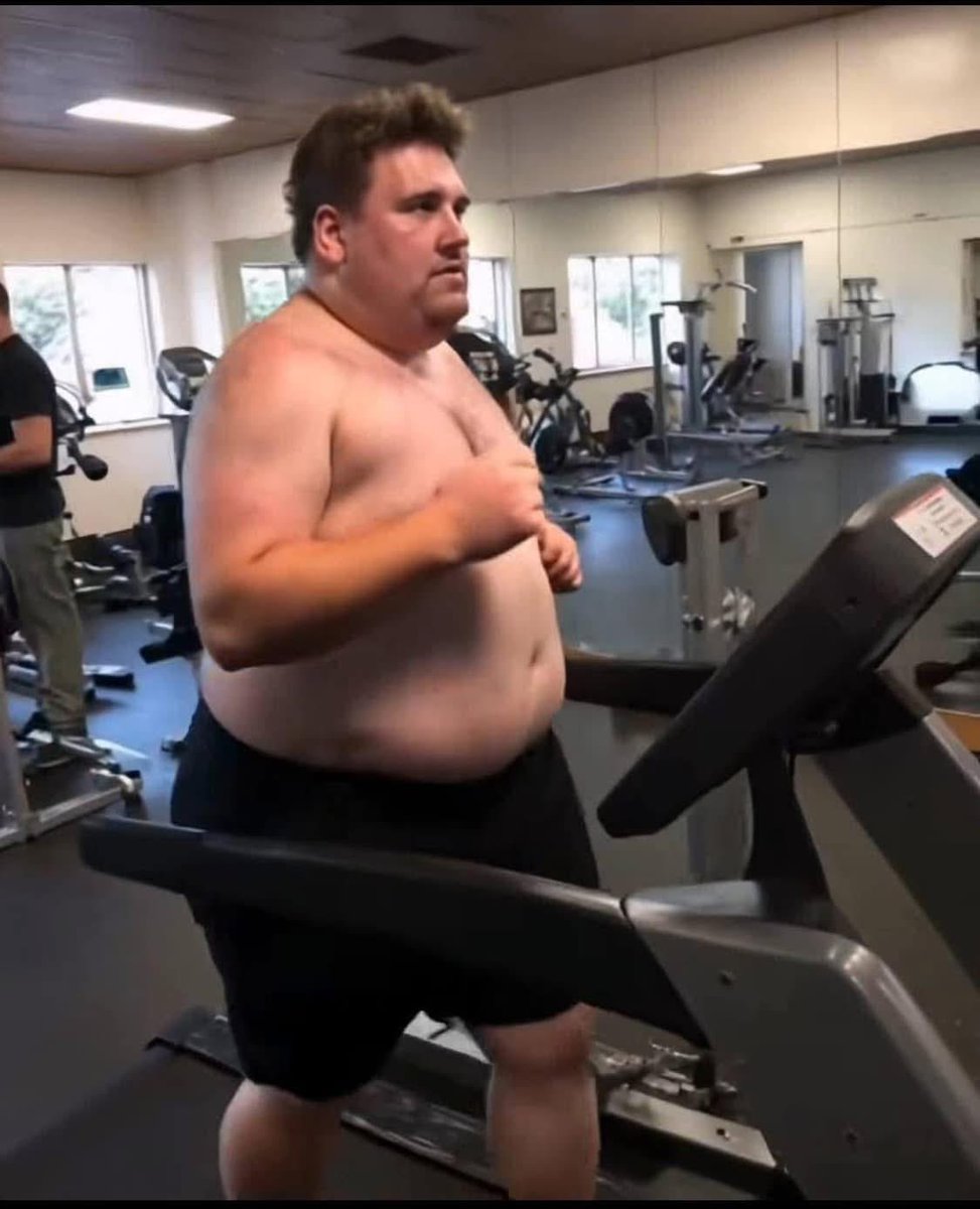 Hey Leute, ich war heute in meinem Fitnessstudio und ratet mal wen ich getroffen habe, den #Drachenlord aka Rainer Winkler, guckt mal wie gut er in Form ist! 
Er war sehr freundlich und hat mich zwei Fotos machen lassen, Sachen gibts, die gibts garnicht 😝☺️

Meddl on! 💪😎