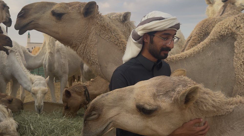 انا رحت للقمه وشيدّت لي منزال 
وخليت حسادي على القاع مغبونه

سلامي على نفسي عدد ماطرٍ همال
وعدد ماشكى راعي الغزل فقد مضنونه

انا اللي ليا من جيت غنى الفخر موال
كسبت الفخر بسمه وفعله ومضمونه

اباهي بنفــسي دام جدي ذرى وضلال
سنام الفخر و الطيب والمجد وركونه

واباهي في ابوي اللي ليا