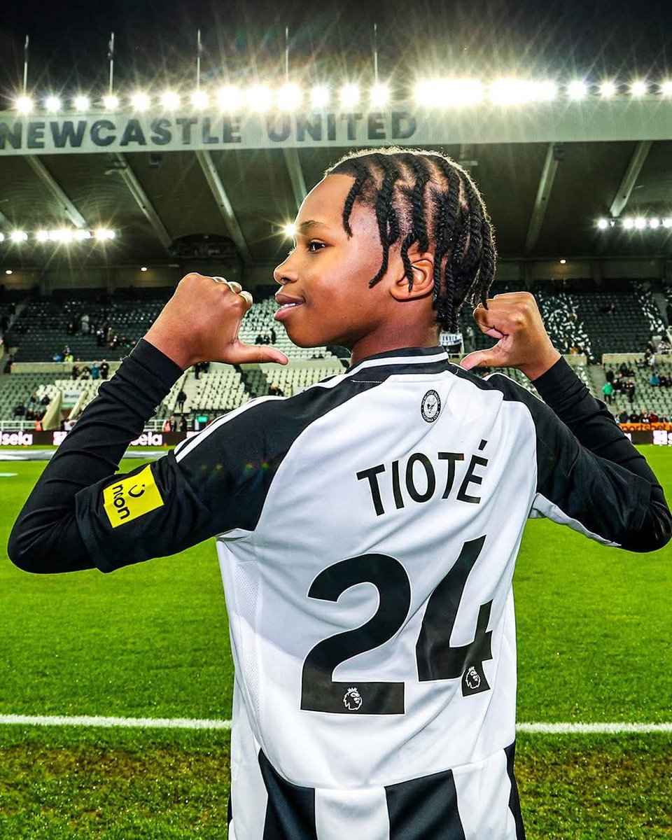 snewsafrica's tweet photo. 🇨🇮🙏Le fils de Cheick Tiote, Rafael, est à St James' Park pour le match Newcastle- Arsenal.
#sna #tiote #fils #newcastle https://t.co/1kSGCm6ov3