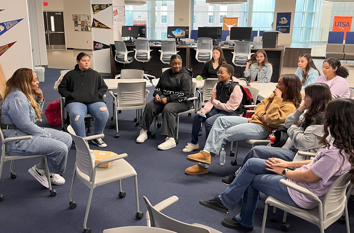 _annettemaxie's tweet photo. The @KingHSPanthers @SheldonSTEM Girls With Grit had a great lunch-n-learn with Johanna from @LanzaTech and Courtney from @amazon. We learned all about new STEM careers from ladies doing the work! If we can see it, we can be it! #sheldonstem #visiontolegacy https://t.co/RTJeBRboNR