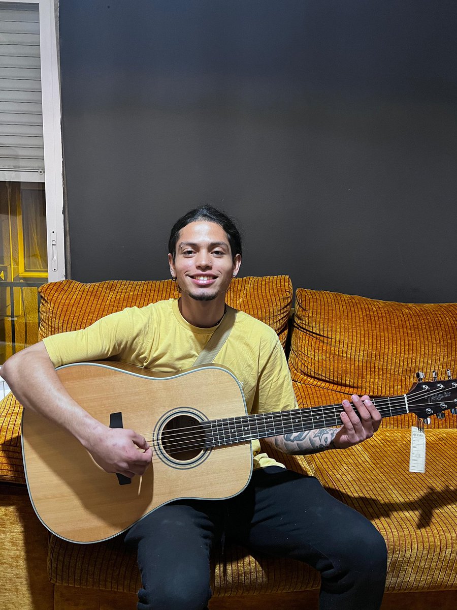 Familias solidarias (@familias_solida) on Twitter photo Una guitarra para uno de nuestros jóvenes refugiados gracias <a href="/_acompartir/">Acompartir</a> #familiassolidarias #refugiados #migrantes #granada Una guitarra para uno de nuestros jóvenes refugiados gracias <a href="/_acompartir/">Acompartir</a> #familiassolidarias #refugiados #migrantes #granada